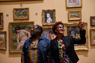 Photo of a couple looking at art. Link to Life Stage Gift Planner Under Age 60 Situations.
